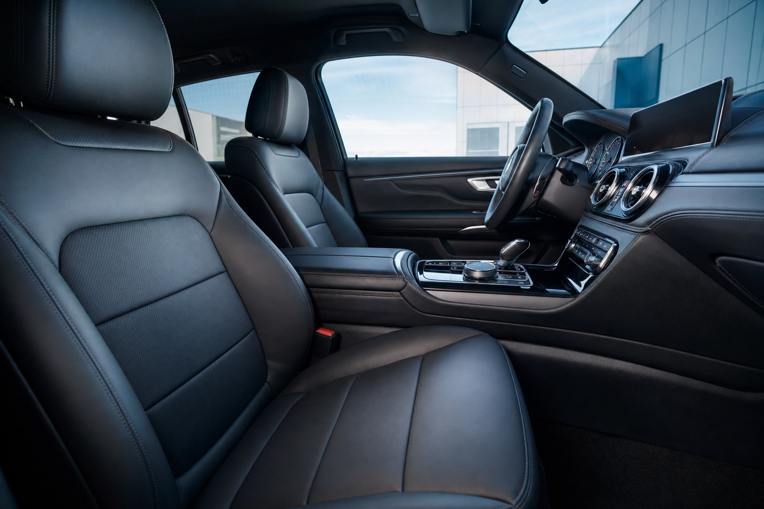 Intérieur cuir noir d'une voiture parfaitement nettoyée